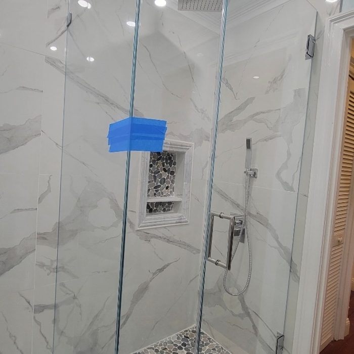 Ducha de vidrio y mármol / Glass & marble shower